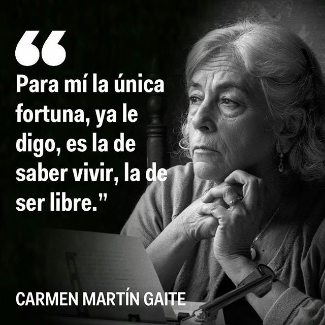 Una fotografía en blanco y negro de una mujer con una cita de Carmen Martín Gaite.