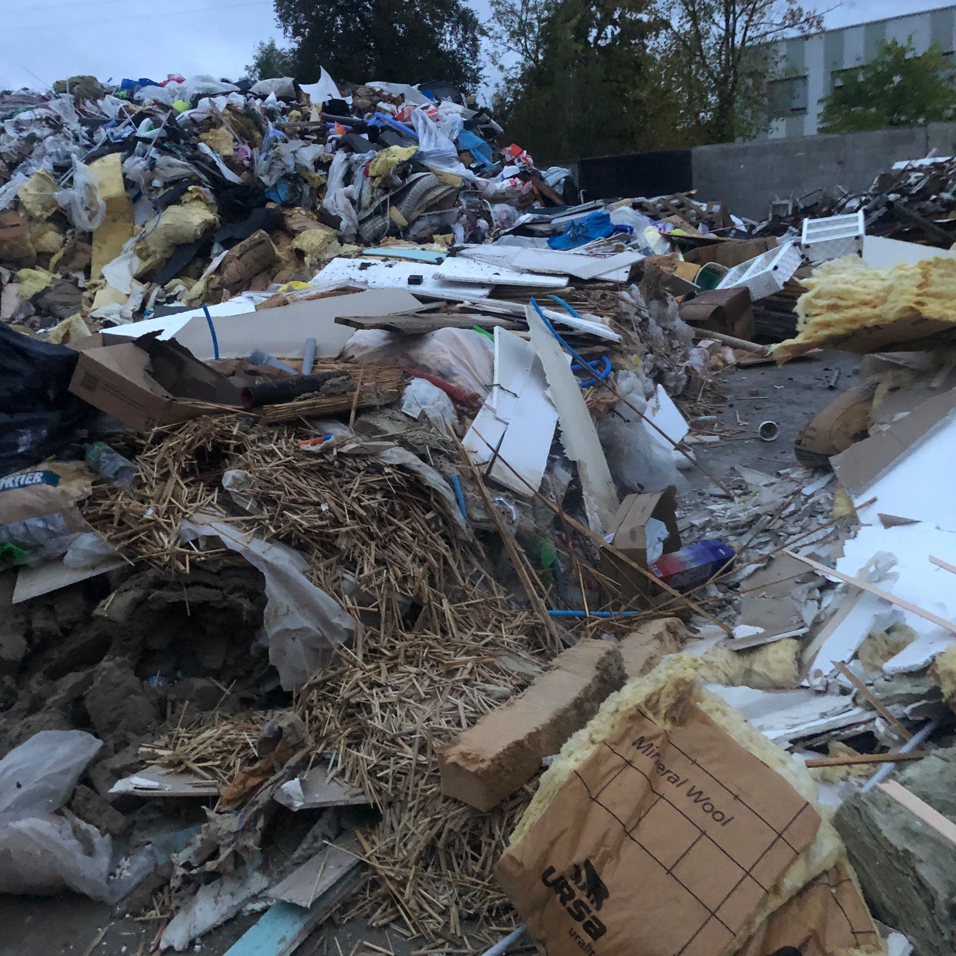 Tas de gravas et déchets