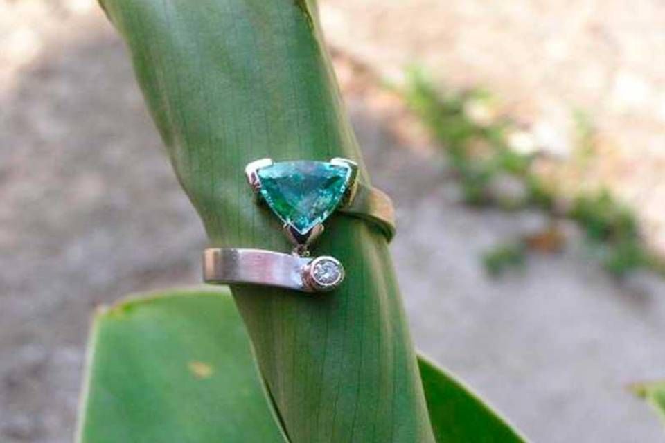 Ring mit grünem Kristall