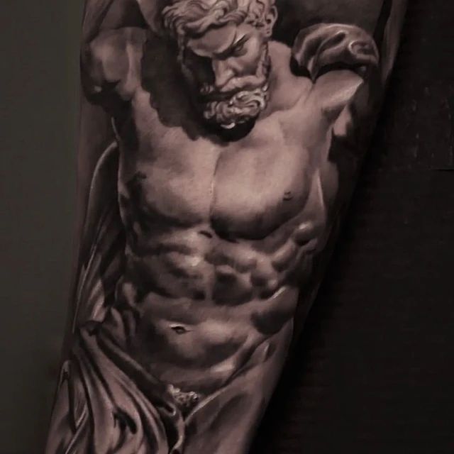 Una estatua de un hombre con barba está colgada en una pared.