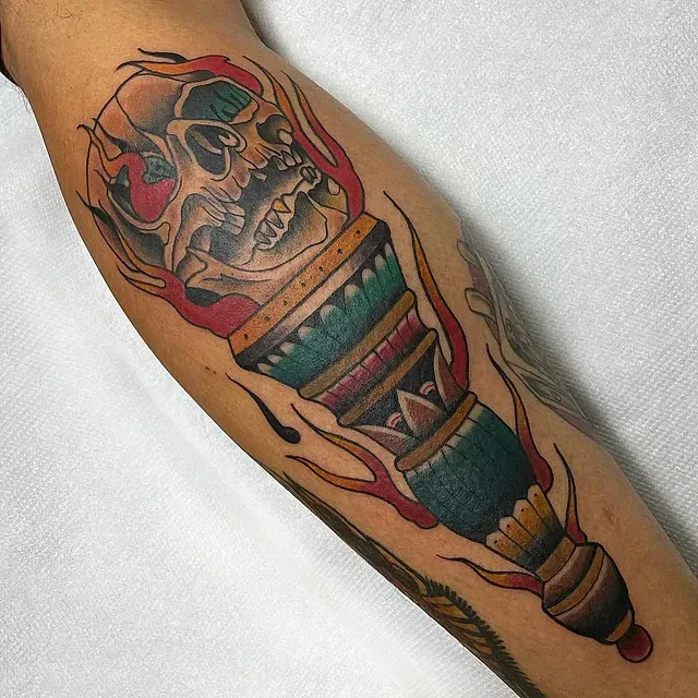 Una persona tiene un tatuaje de una calavera en el brazo.