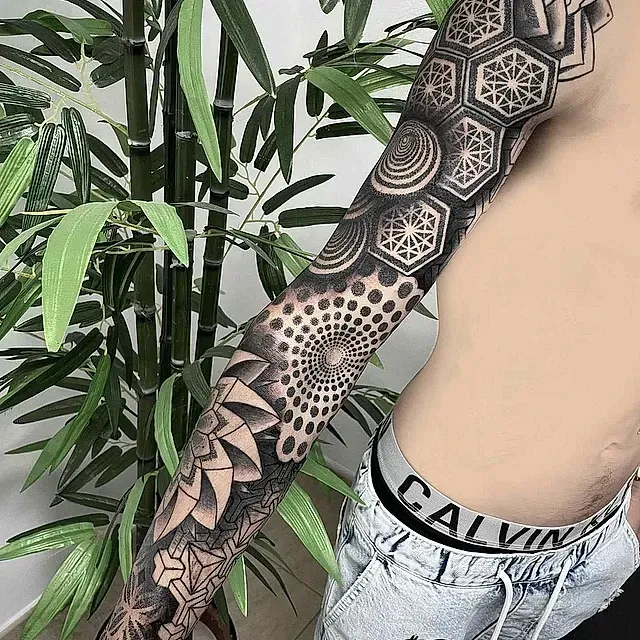 Un hombre con un tatuaje en el brazo lleva ropa interior Calvin Klein.