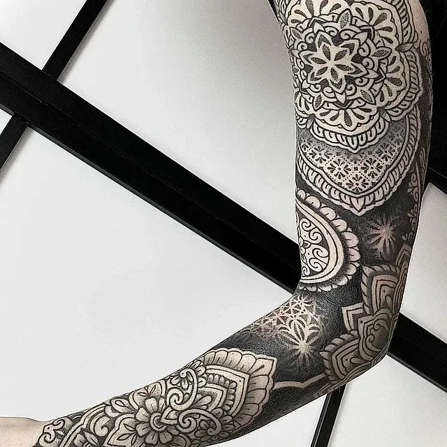 Un tatuaje en blanco y negro en el brazo de una persona.