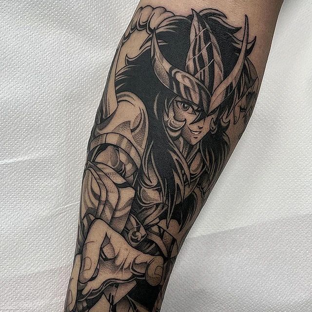 Un tatuaje en blanco y negro de un hombre con cuernos en el antebrazo.