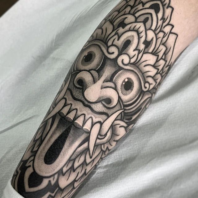 Un tatuaje en blanco y negro en el brazo de una persona.