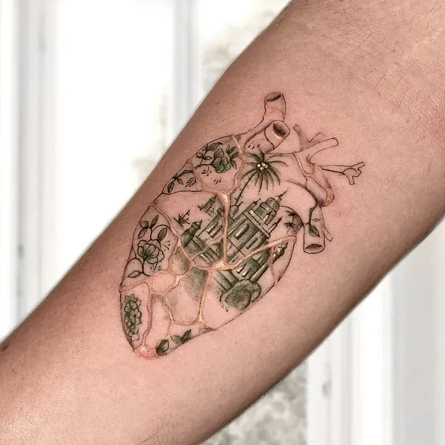 Una persona tiene un tatuaje de un corazón en el antebrazo.