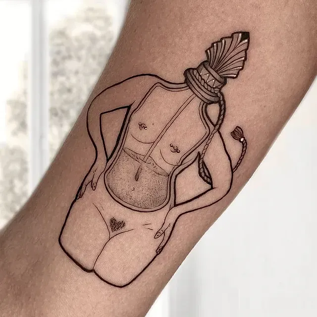 Un tatuaje de una mujer con una botella en la cabeza.