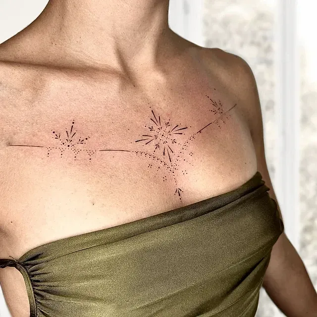 Una mujer con un vestido verde tiene un tatuaje en el pecho.
