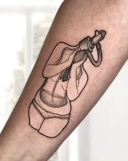 Un tatuaje en blanco y negro de una mujer tomando una fotografía con una cámara.