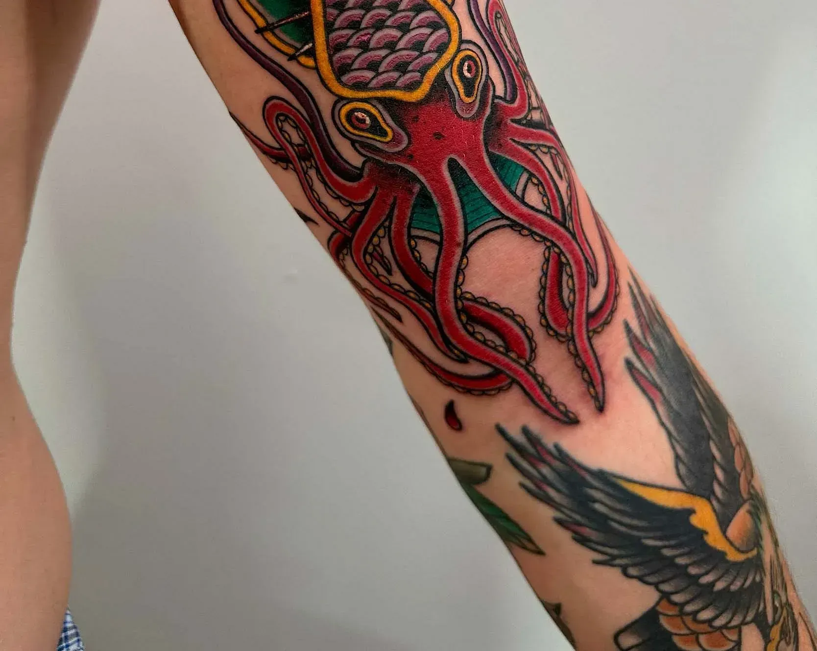 Una persona tiene un tatuaje de pulpo en el brazo.
