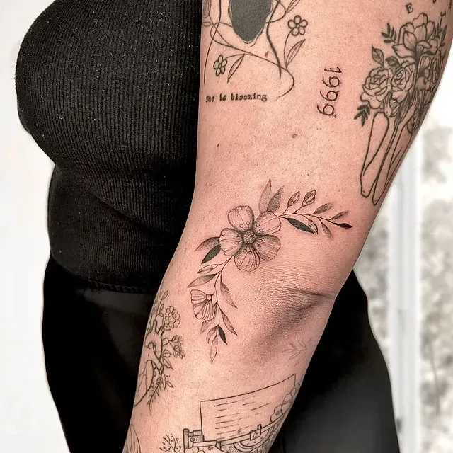 Una mujer tiene un tatuaje en el brazo que dice 1999