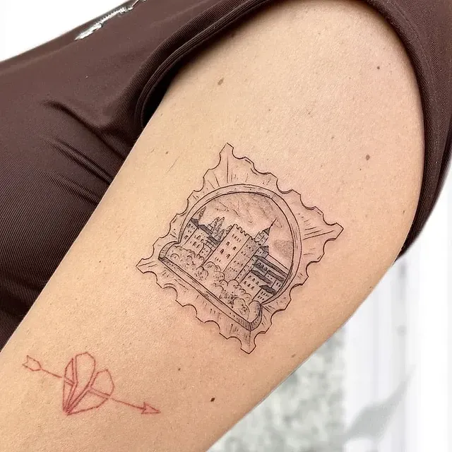 Una mujer tiene un tatuaje de una ciudad en su brazo.