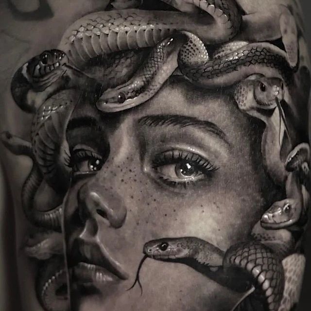 Un retrato en blanco y negro de una mujer con serpientes en la cabeza.