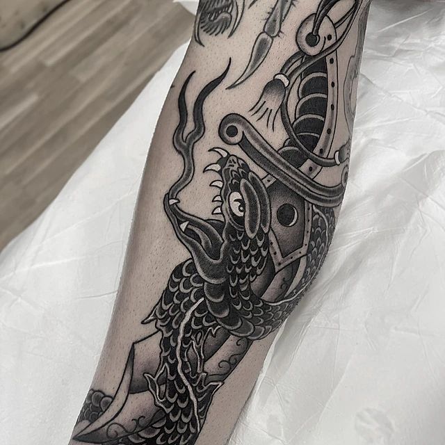 Un tatuaje en blanco y negro en el brazo de una persona.