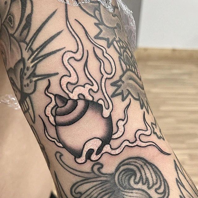 Un primer plano de un tatuaje en el brazo de una persona.