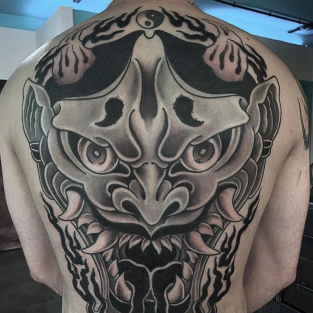 Un hombre tiene un gran tatuaje en la espalda.