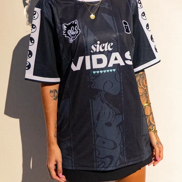 Una mujer que lleva una camiseta que dice siete vidas