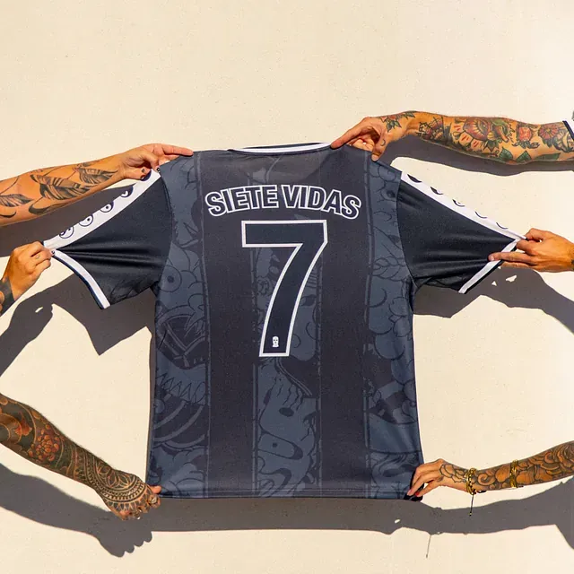 Un grupo de personas sosteniendo una camiseta con el número 7.