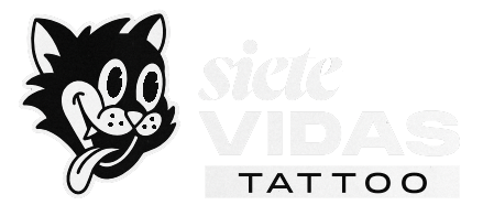 Un logotipo en blanco y negro para un estudio de tatuajes con un gato sacando la lengua.
