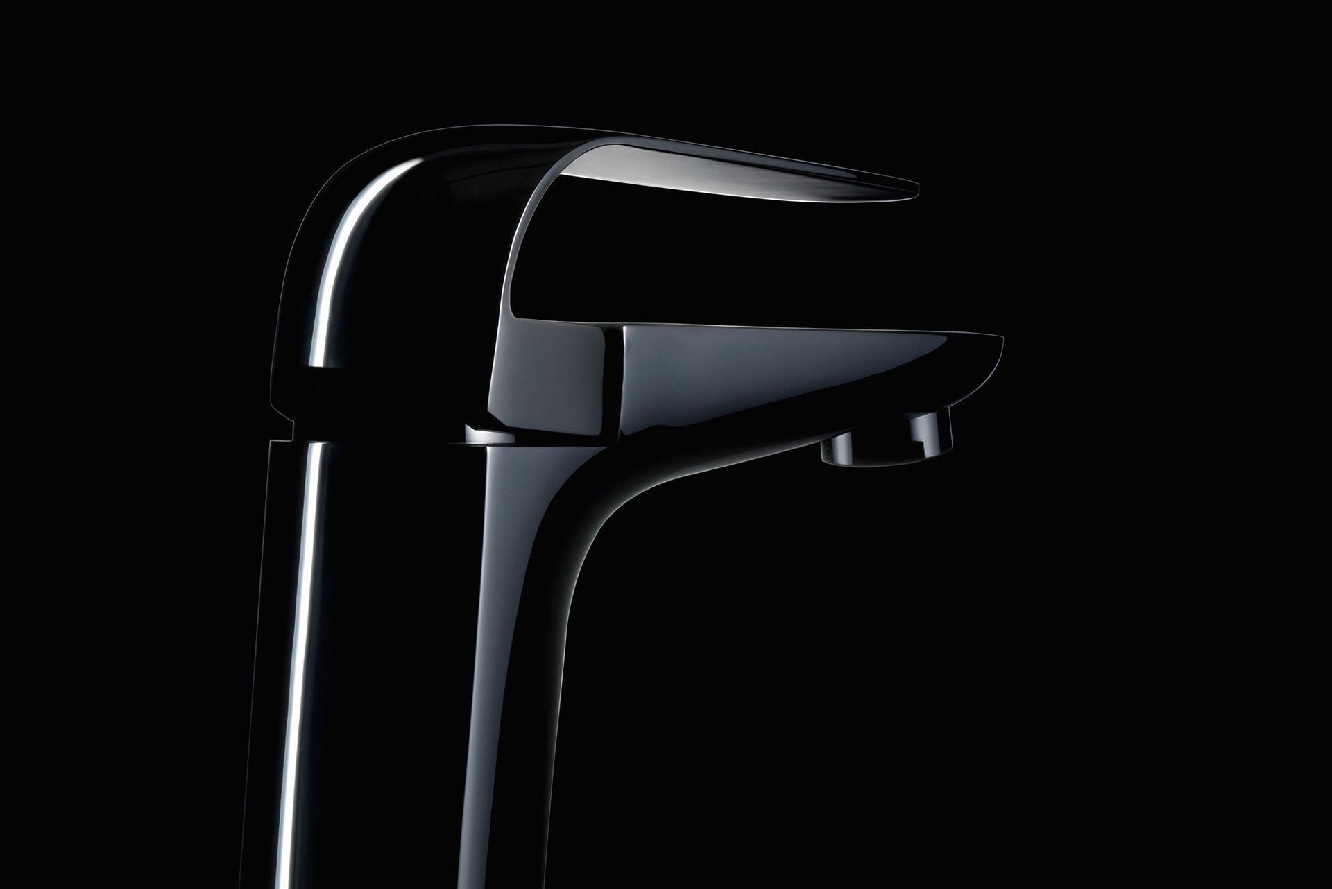 Schwarzer, modern gestalteter Wasserhahn vor dunklem Hintergrund, der das Licht reflektiert.