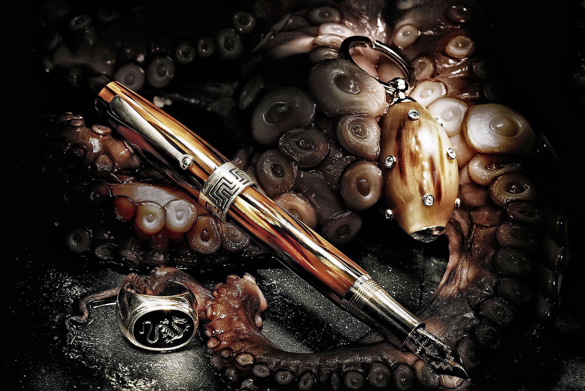 Luxuriöser Stift und Anhänger vor einem Oktopus-Hintergrund, mit dunklen Tönen und Nahaufnahmen.