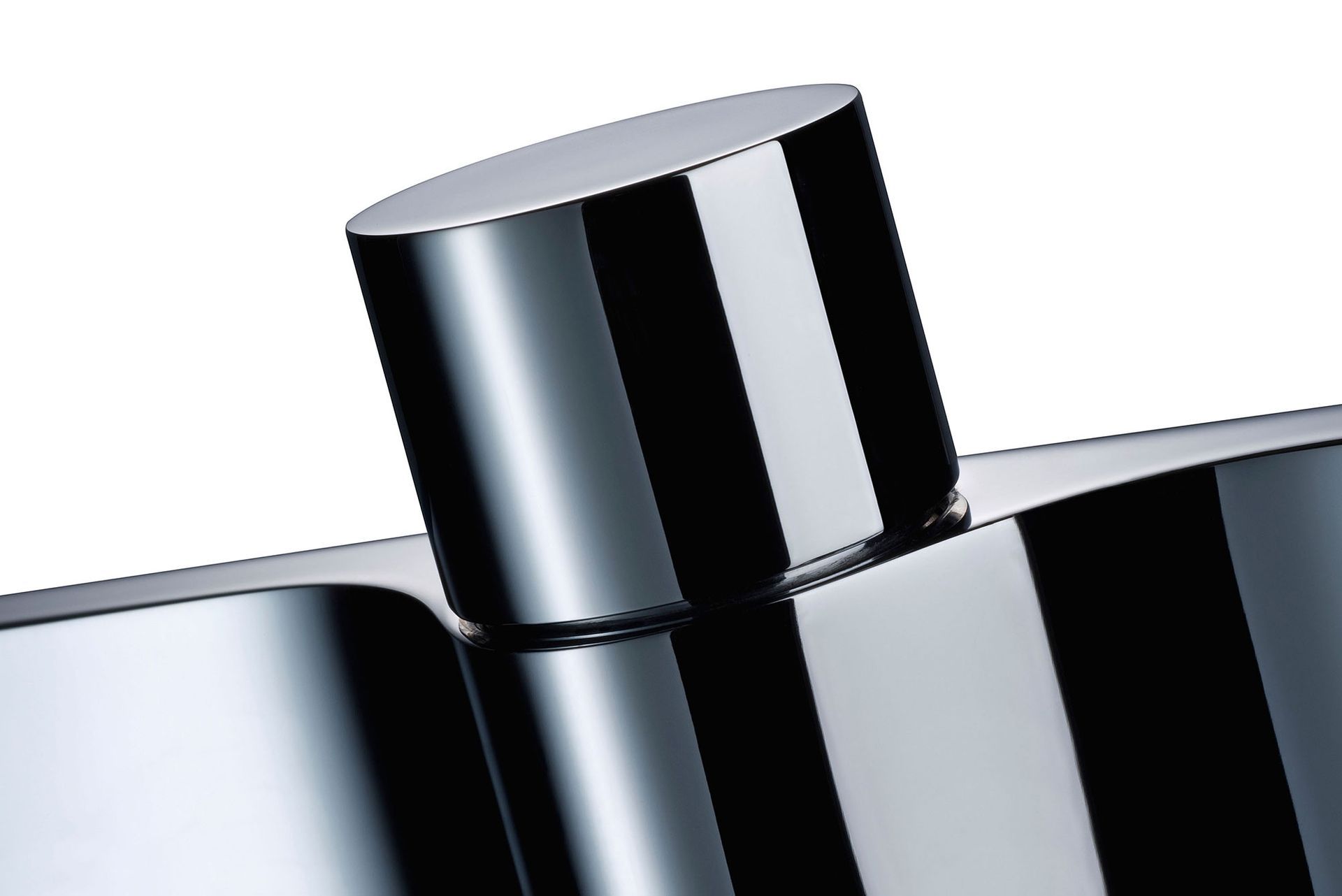 Glänzendes Chromscharnier, Nahaufnahme: abgewinkelter zylindrischer Stift verbindet zwei Metallteile.