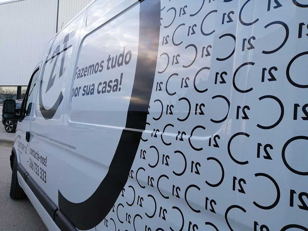 Uma van branca com uma inscrição preta que diz