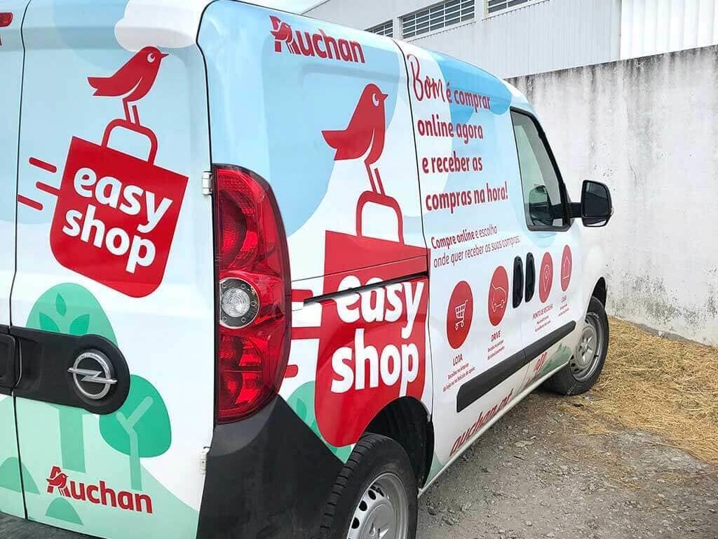 Uma van azul e branca com a palavra easy shop escrita nela