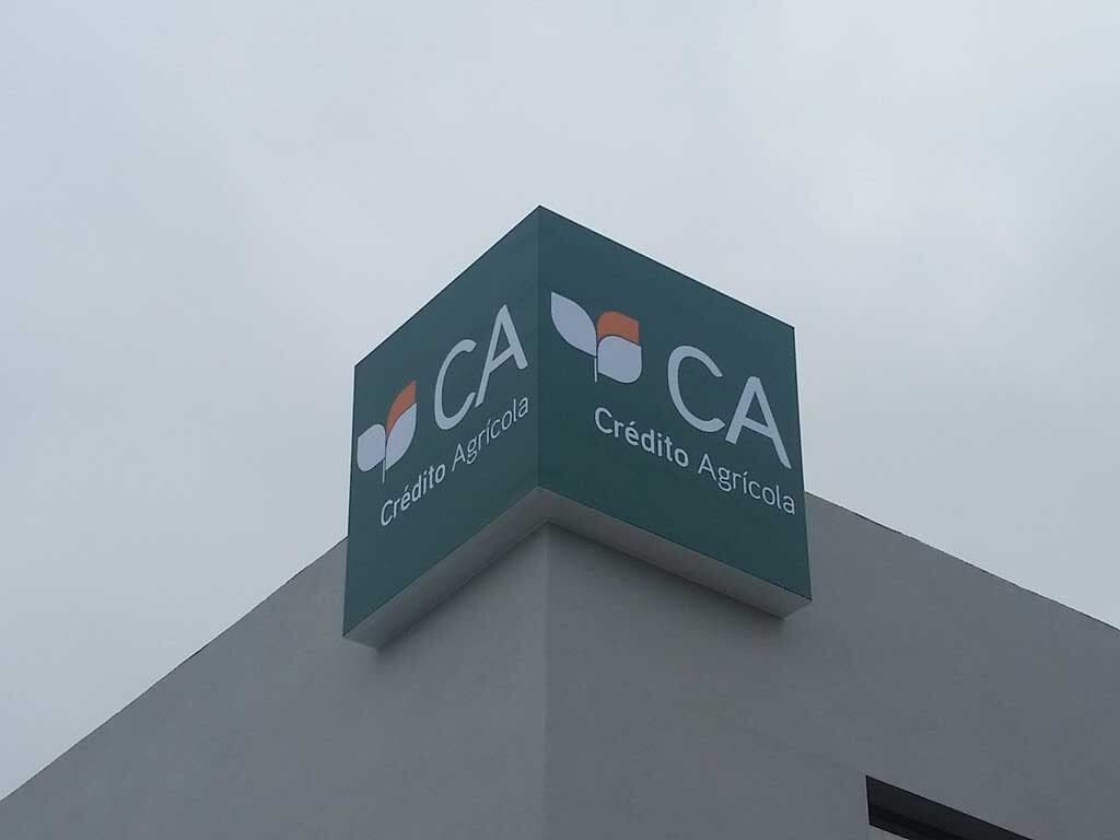 Uma placa na lateral de um prédio que diz ca