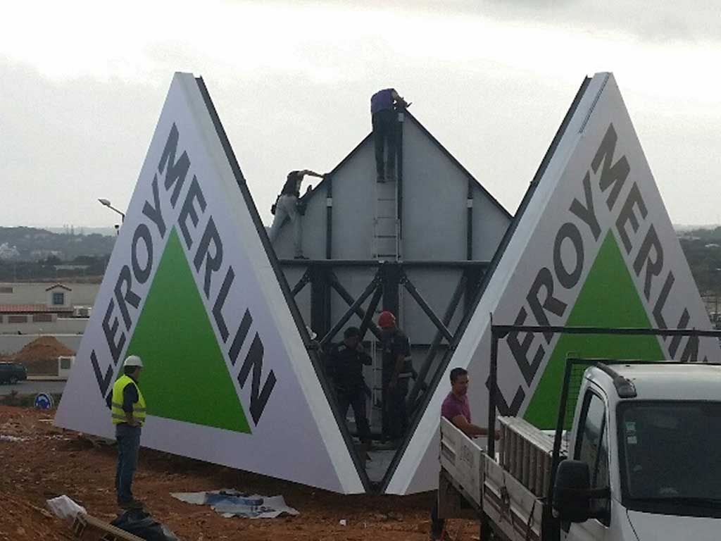 Uma grande placa leroy merlin está sendo construída
