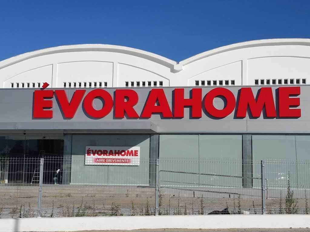 Um prédio com uma placa que diz evorahome