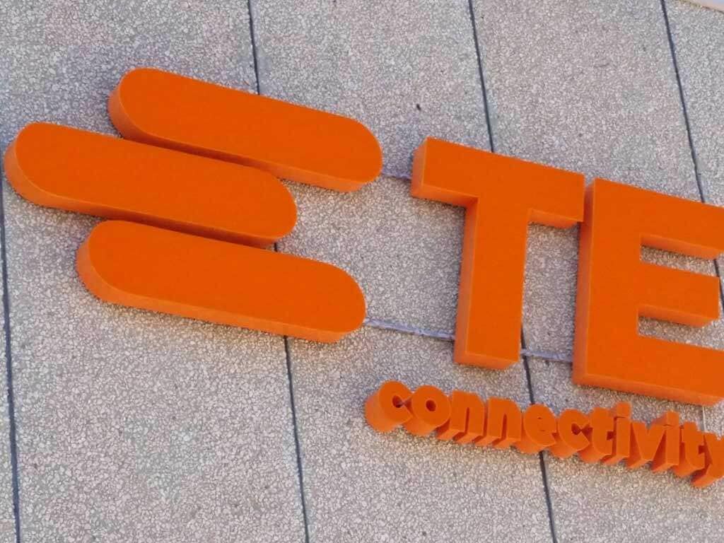 Uma placa laranja que diz ste conectando nela