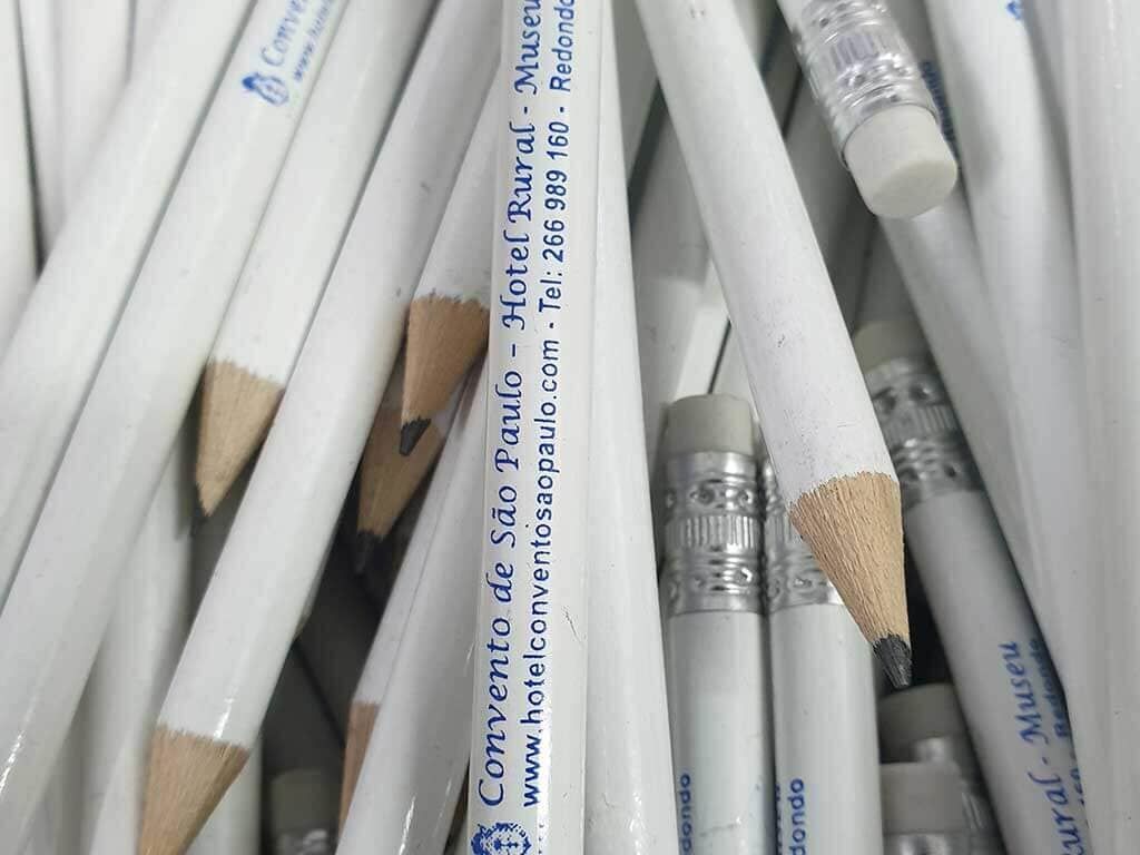 Um monte de lápis brancos com a palavra convento neles