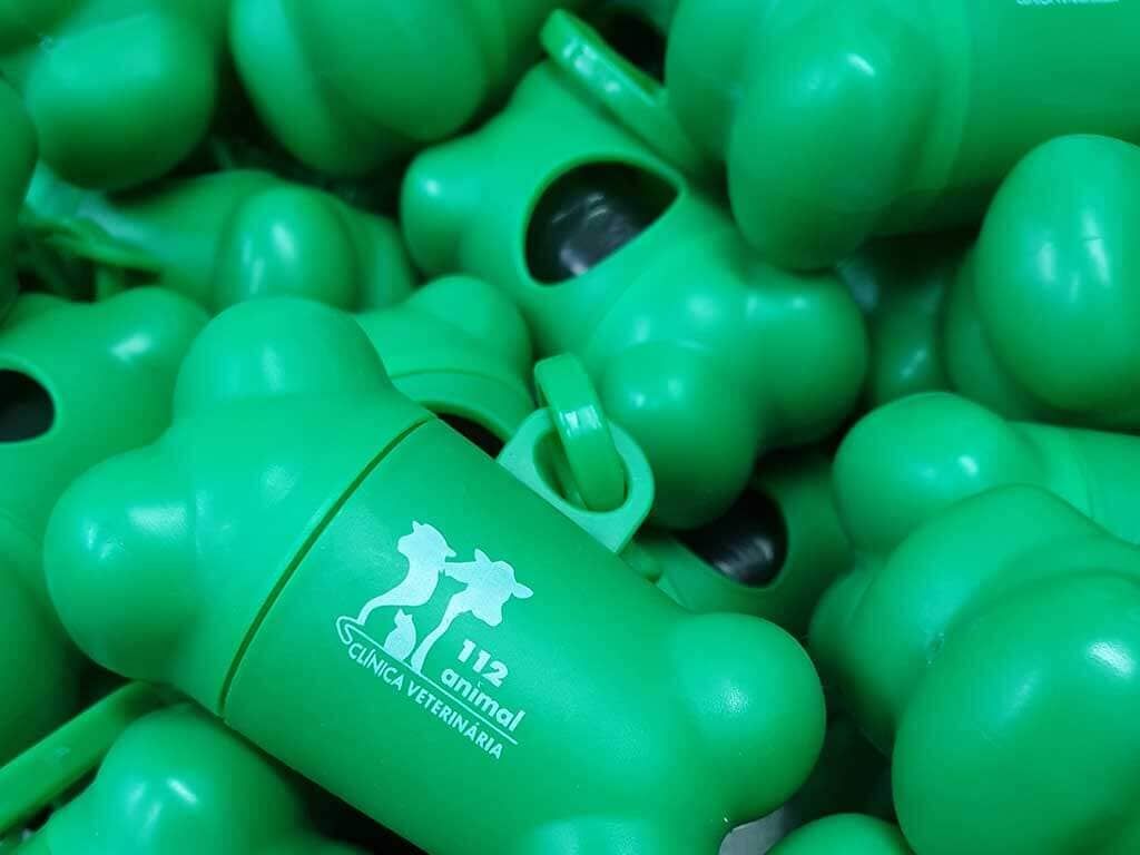 Uma pilha de sacos verdes de cocô de cachorro em forma de osso.