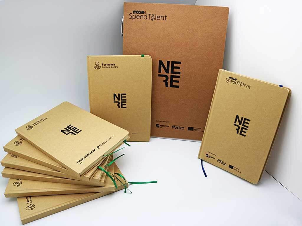 Uma pilha de cadernos com a palavra ne re neles