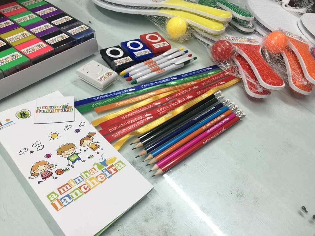 Um monte de lápis estão sobre uma mesa ao lado de um livro