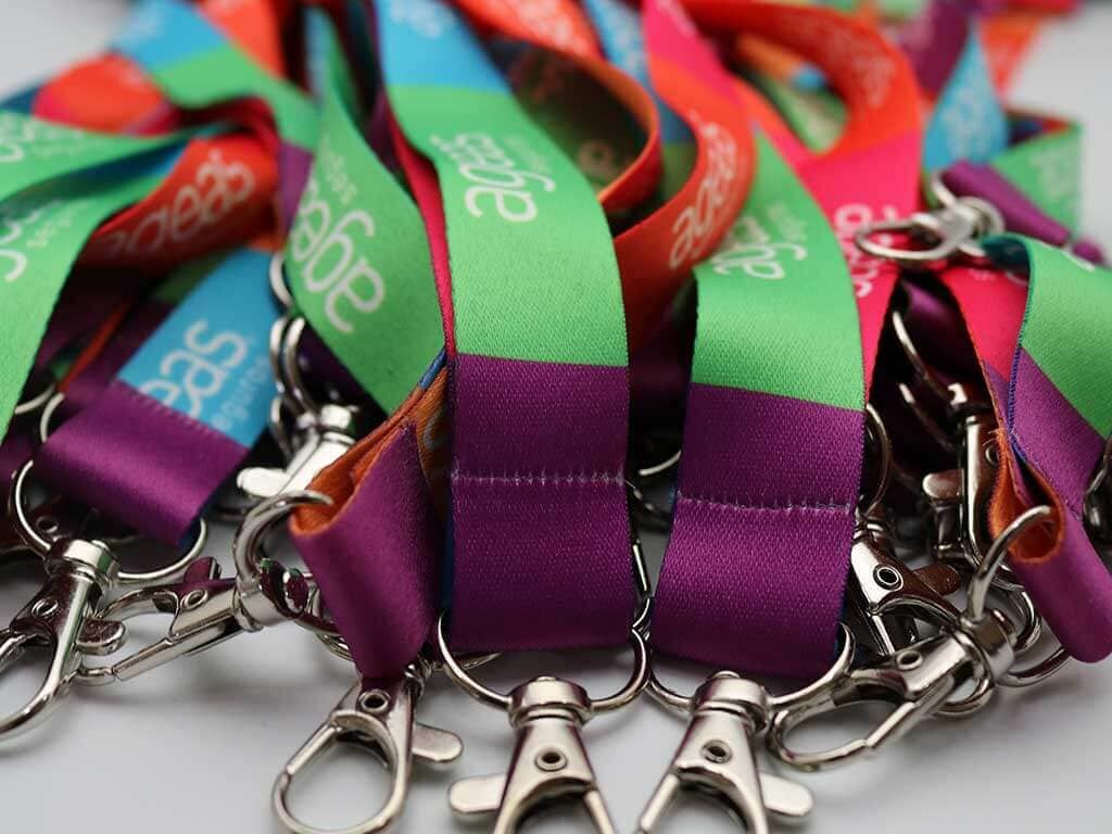 Um monte de cordões com a palavra edge neles