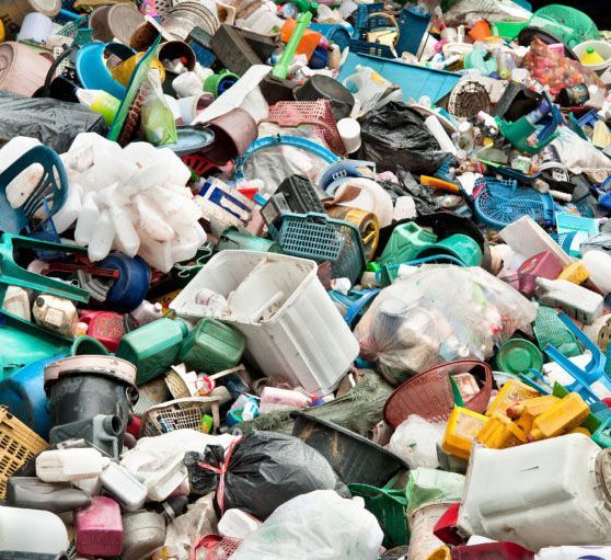 Tas de déchets plastiques.