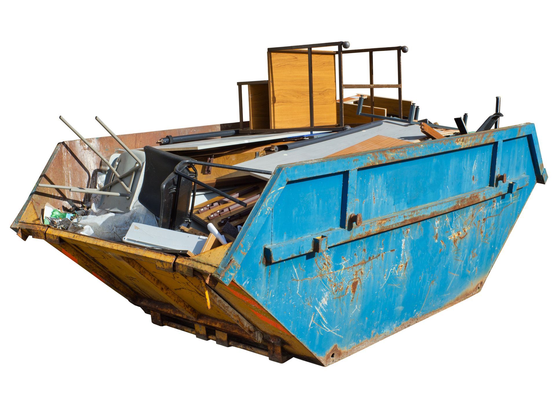 Conteneur à ordures bleu débordant de débris divers.