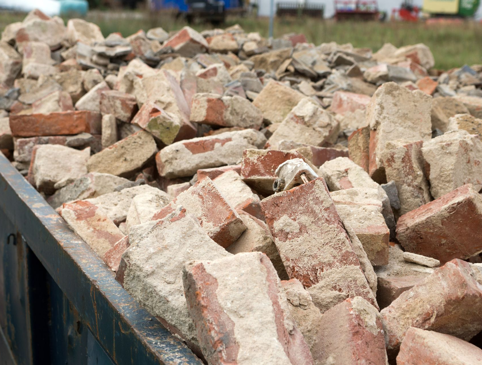 Un tas de briques cassées dans une benne.