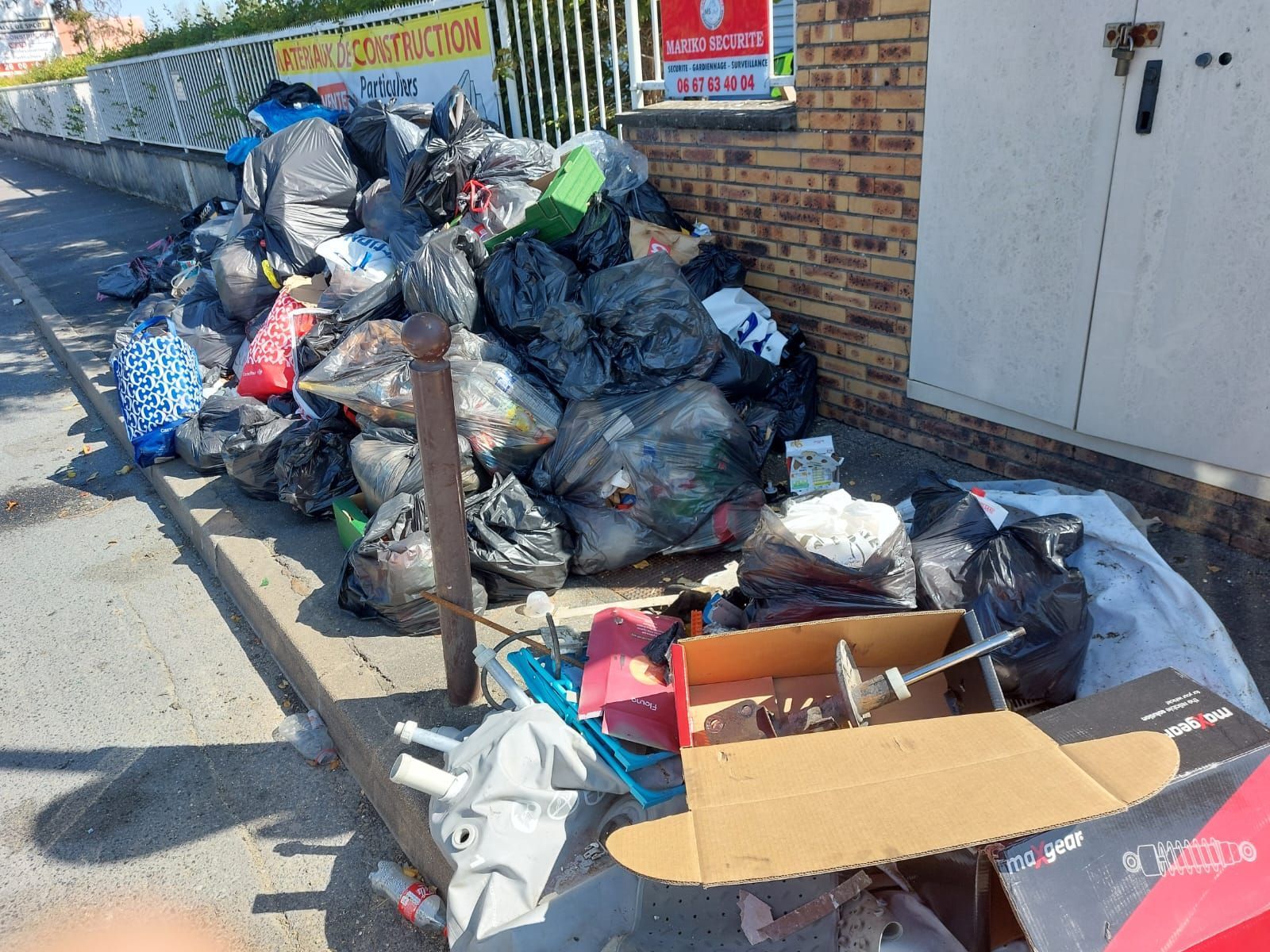 Une poubelle de recyclage débordant de déchets.