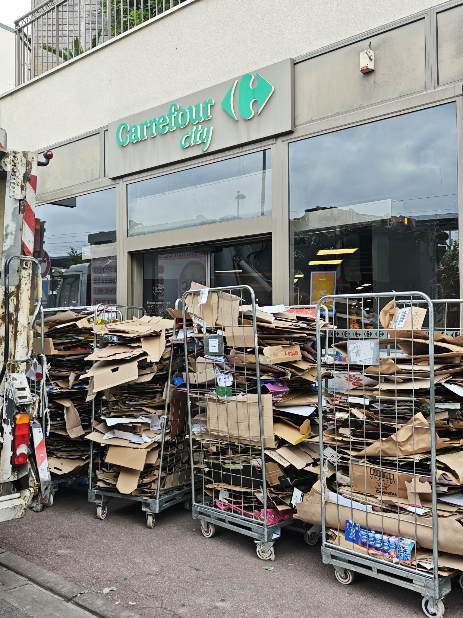 Un entrepôt encombré, rempli de piles de cartons et de débris.