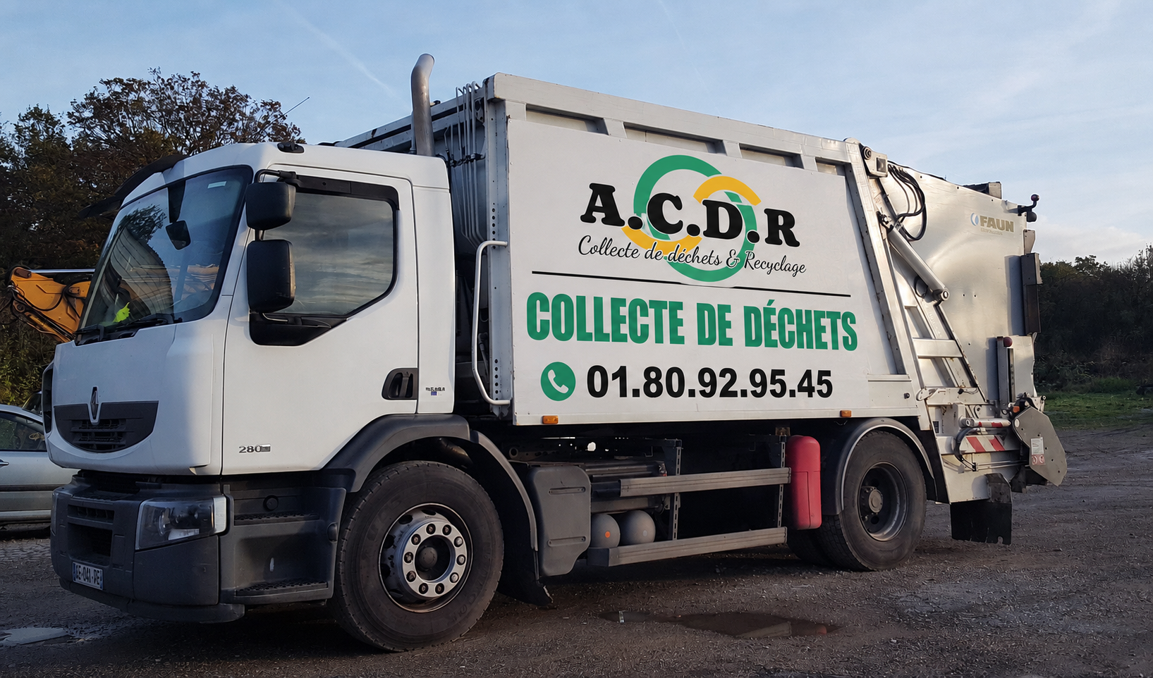 Tas de déchets recyclables divers : bouteilles en plastique, canettes et papier.