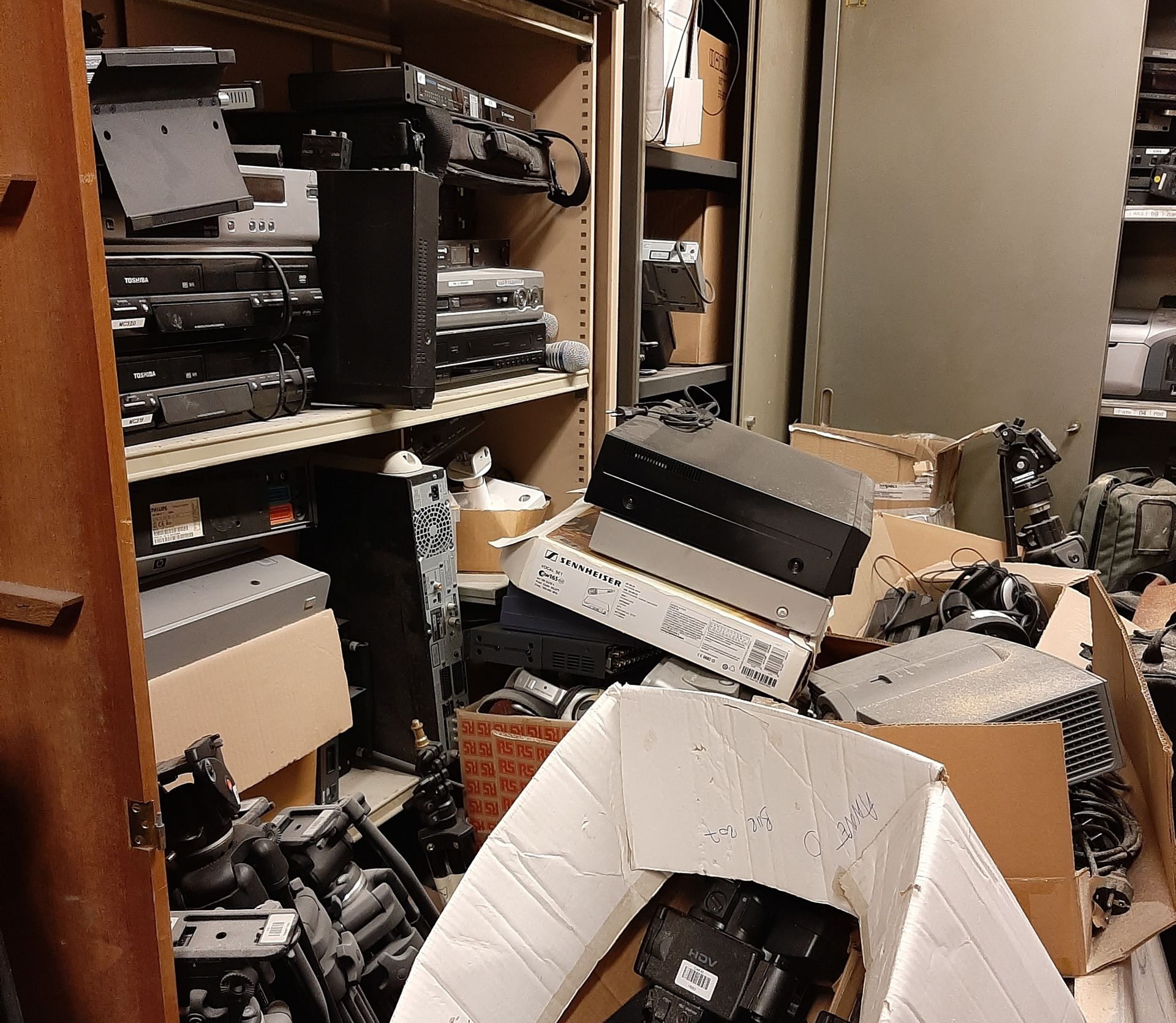 Un débarras encombré, rempli de matériel électronique.
