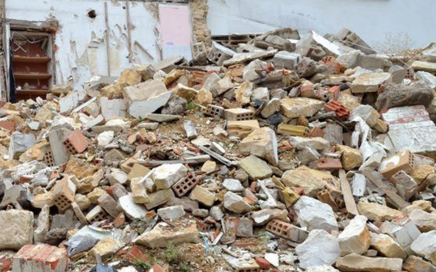Tas de gravats provenant d'un bâtiment démoli.