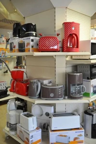 Küchen- und Haushaltsgeräte wie Kaffeemaschinen und Toaster