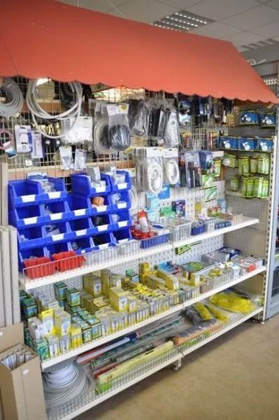 Ausstellung von Kabeln, Werkzeugen und Elektroartikeln