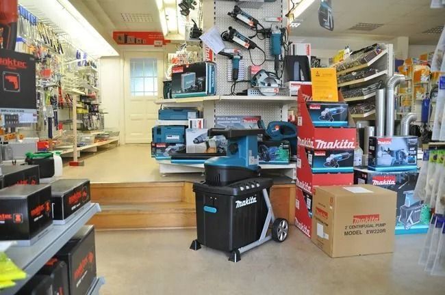 Gut gefüllter Werkzeugbereich mit Elektrowerkzeugen, Koffern und Zubehör