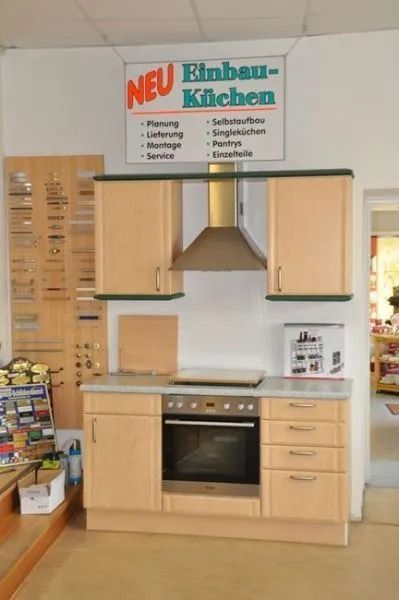 Theke mit Schild „NEU Einbau-Küchen“