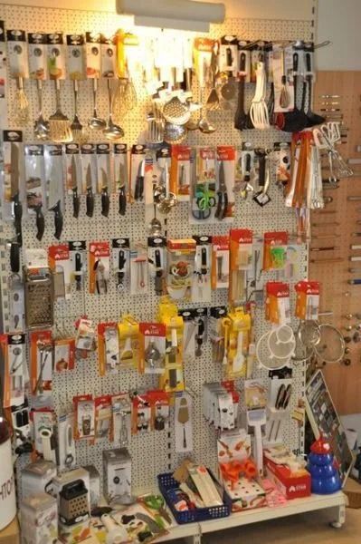 Wanddisplay mit Küchenwerkzeugen, Scheren, Schneebesen und Haushaltszubehör